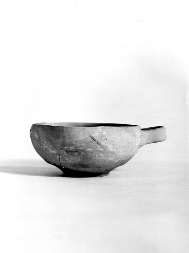 ciotola - ceramica tardo apula (seconda metà sec. IV a.C)