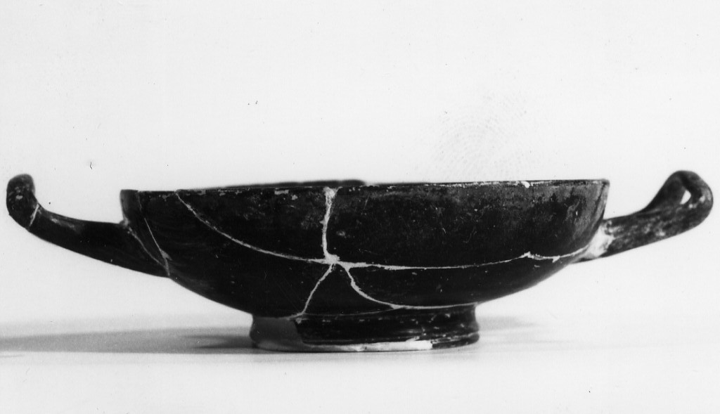 kylix - fabbrica apula (seconda metà sec. IV a.C)
