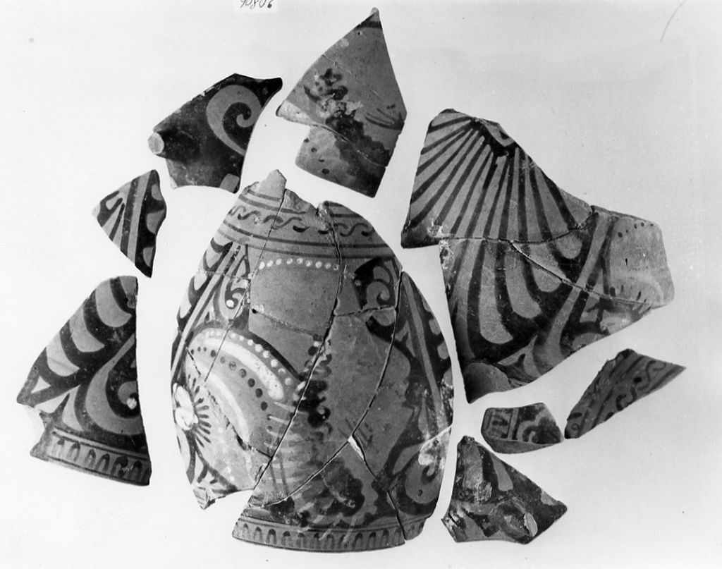 skyphos/ frammento - tardo apulo (fine sec. IV a.C)