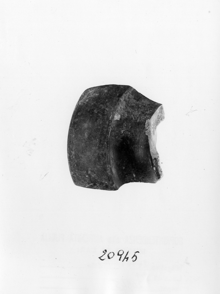 coppetta/ frammento - fabbrica apula (ultimo quarto sec. IV a.C)