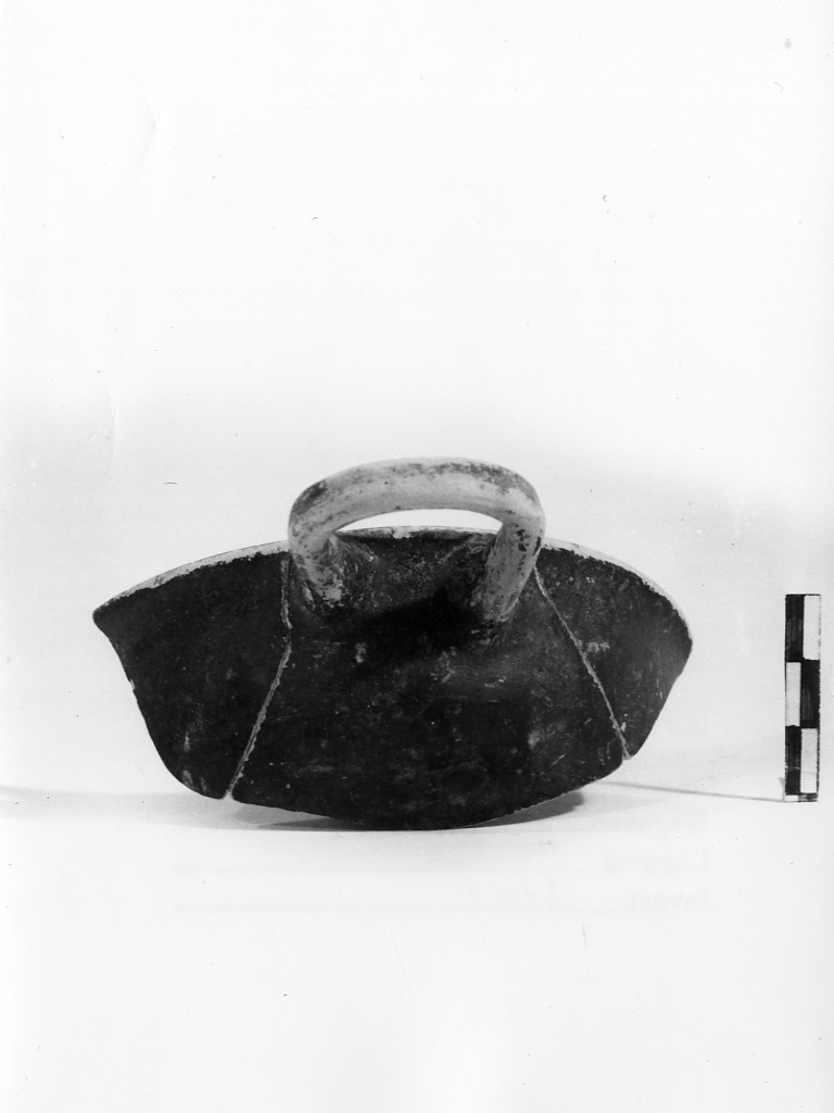 tazza - fabbrica apula (seconda metà sec. IV a.C)