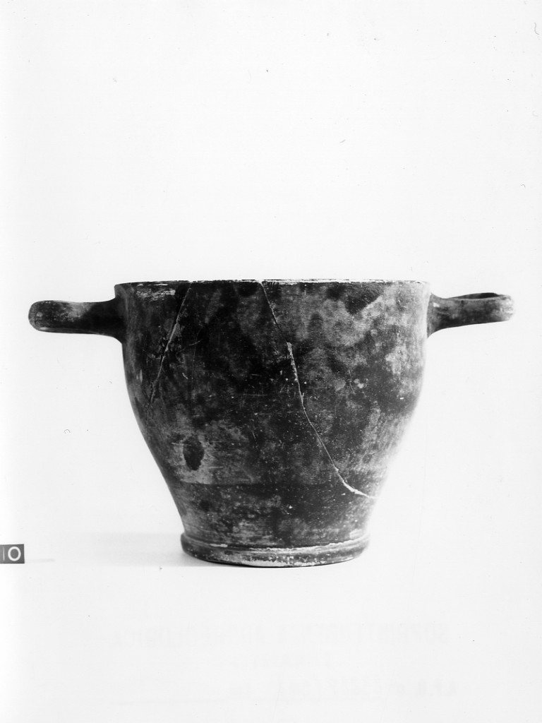 skyphos - fabbrica apula (metà sec. IV a.C)