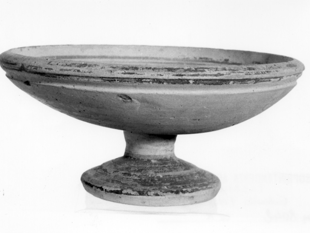 coppa su piede - fabbrica peuceta (secc. V a.C.-IV a.C)