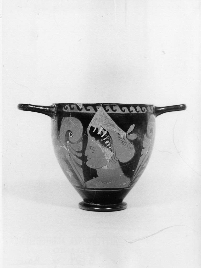 skyphos - fabbrica apula (seconda metà sec. IV a.C)