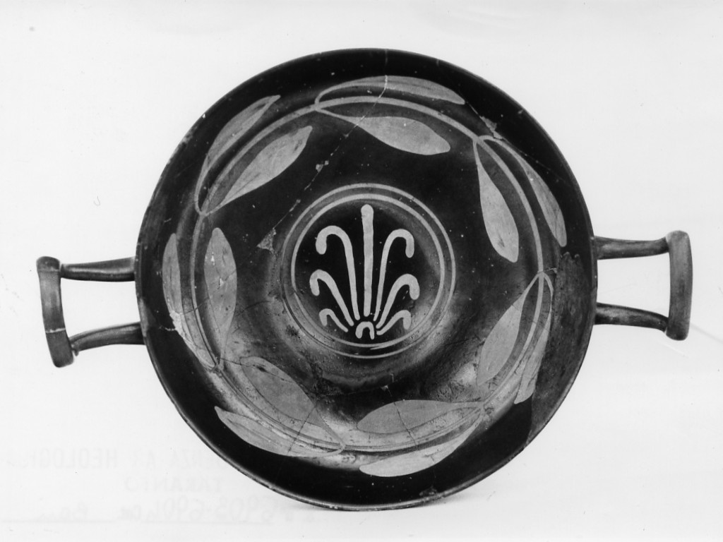 kylix - gruppo del Cigno Rosso (terzo quarto sec. IV a.C)