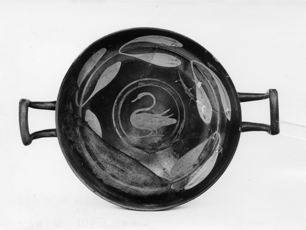 kylix - Gruppo del Cigno Rosso (terzo quarto sec. IV a.C)