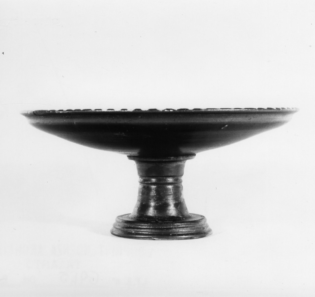 piatto - Fabbrica apula (ultimo quarto sec. IV a.C)