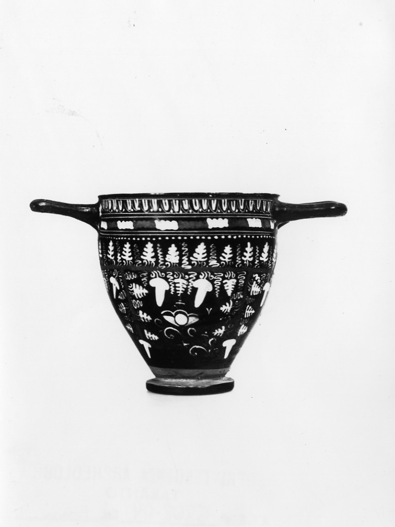 skyphos - ceramica tipo Gnathia (terzo quarto sec. IV a.C)