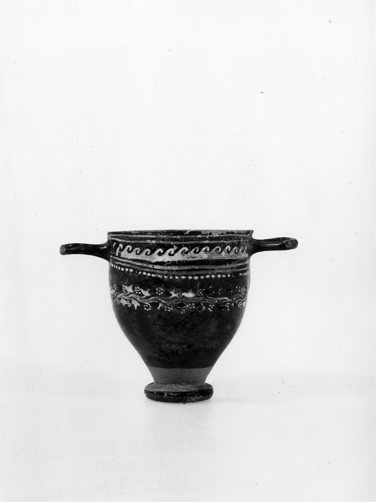 skyphos - ceramica tipo Gnathia (primo quarto sec. III a.C)