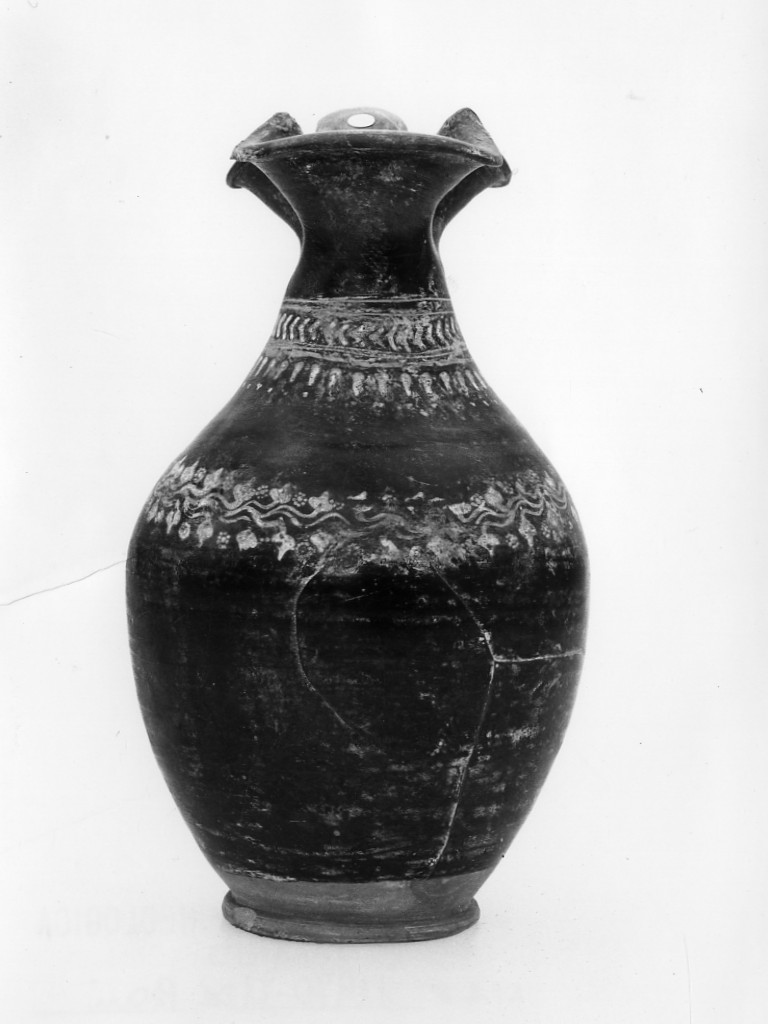 oinochoe a bocca trilobata - ceramica tipo Gnathia (inizio sec. III a.C)