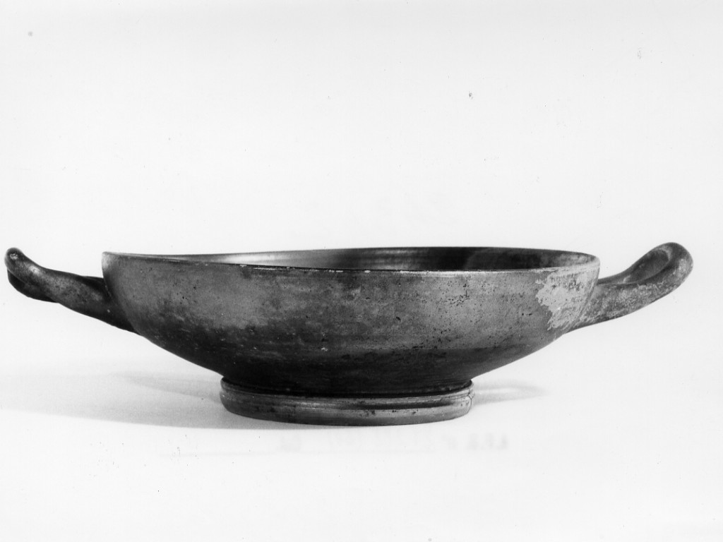 kylix - fabbrica apula (fine/ metà secc. V-IV a.C)