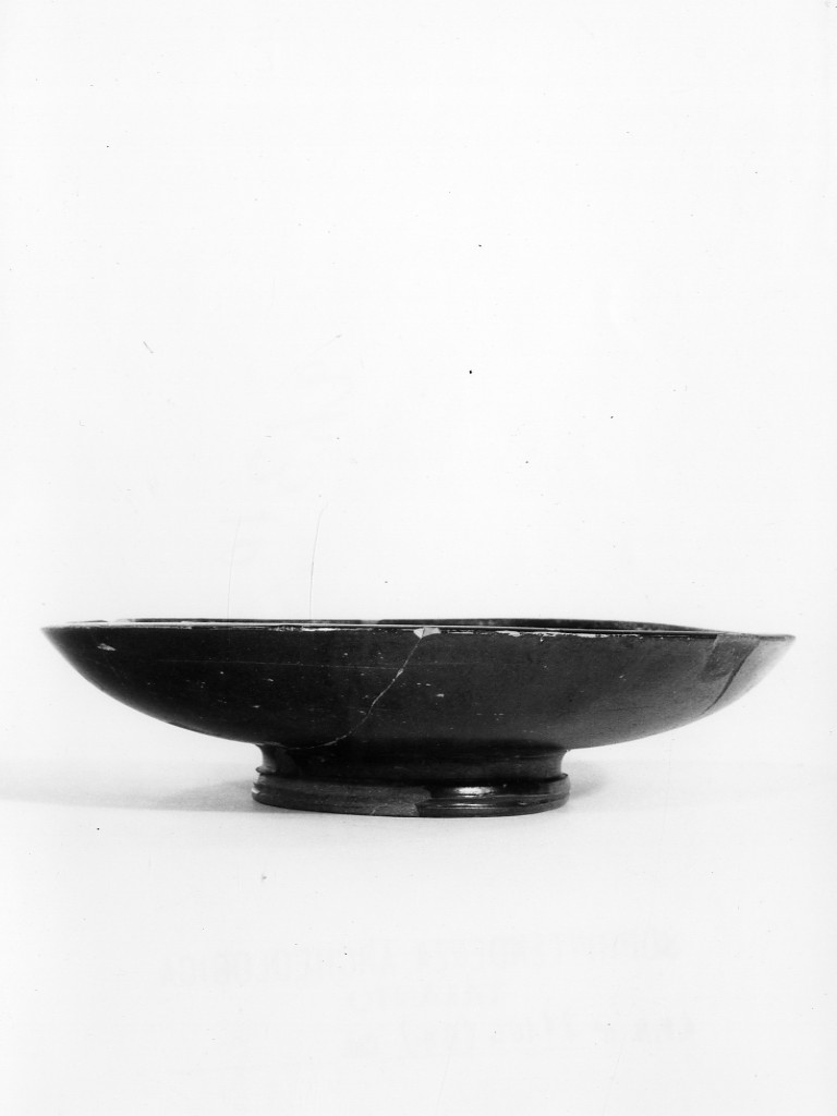 piatto - fabbrica apula (metà sec. IV a.C)