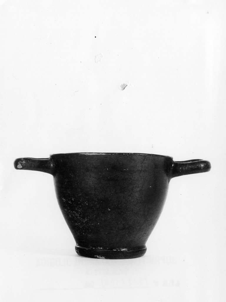 skyphos - fabbrica apula (metà sec. IV a.C)