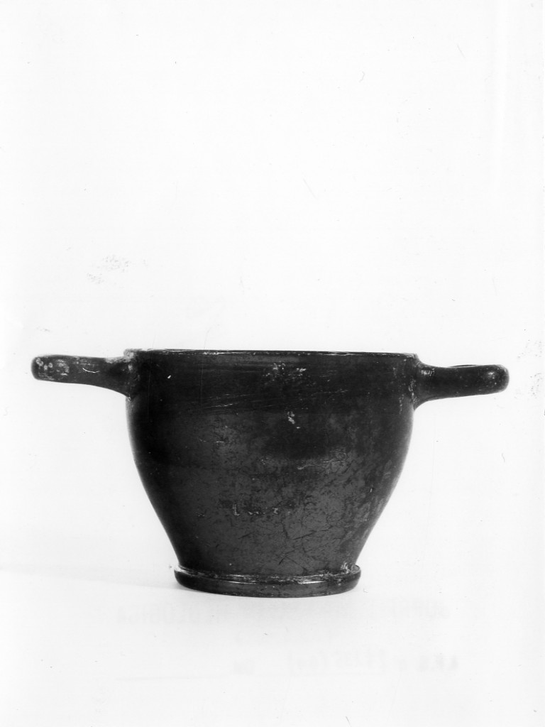 skyphos - fabbrica apula (metà sec. IV a.C)