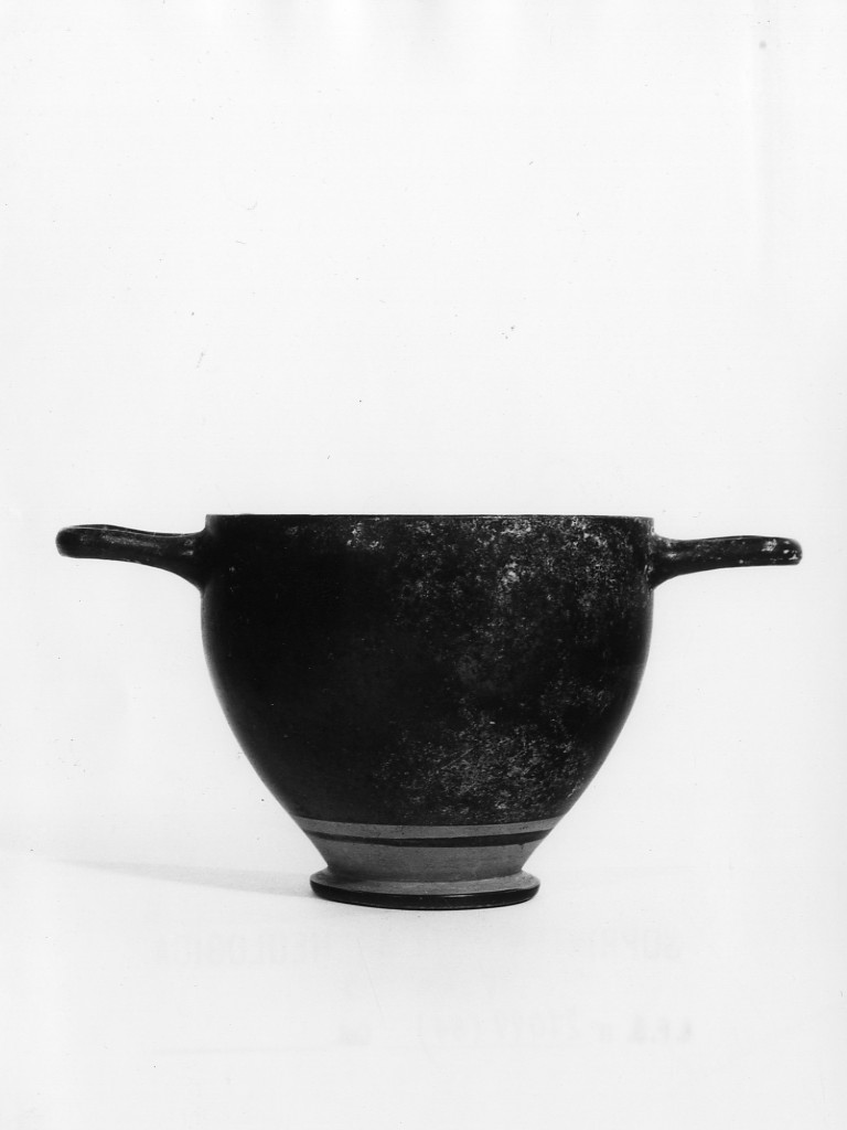skyphos - fabbrica apula (metà sec. IV a.C)