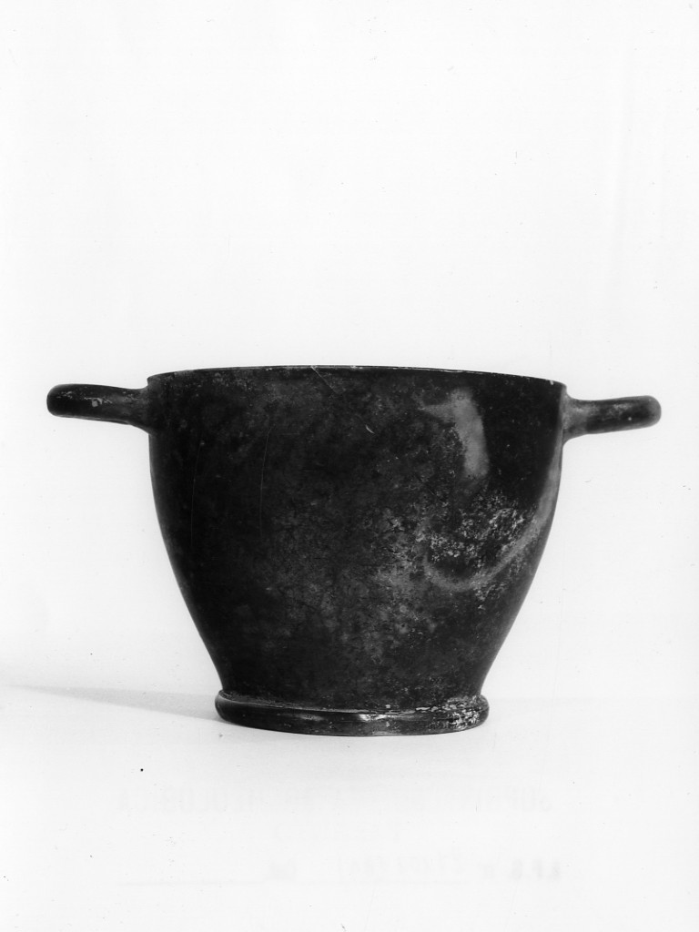 skyphos - fabbrica apula (metà sec. IV a.C)