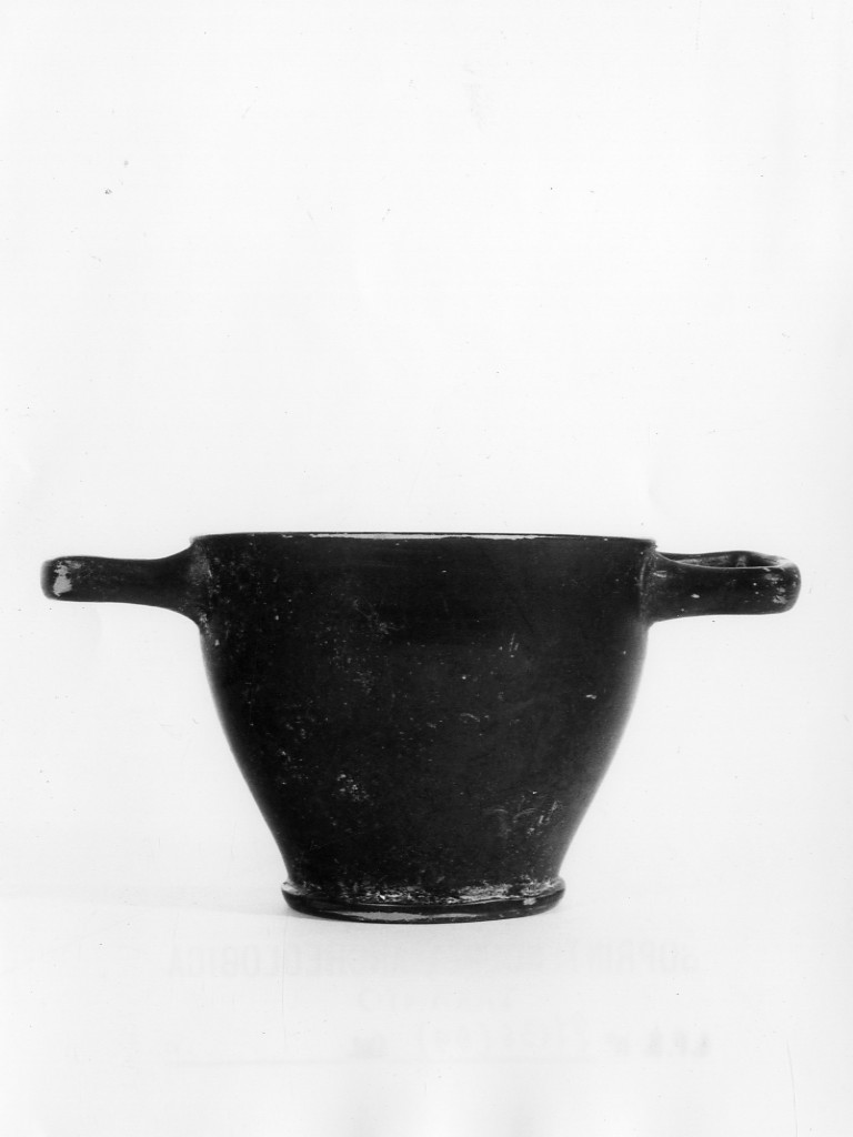 skyphos - fabbrica apula (metà sec. IV a.C)