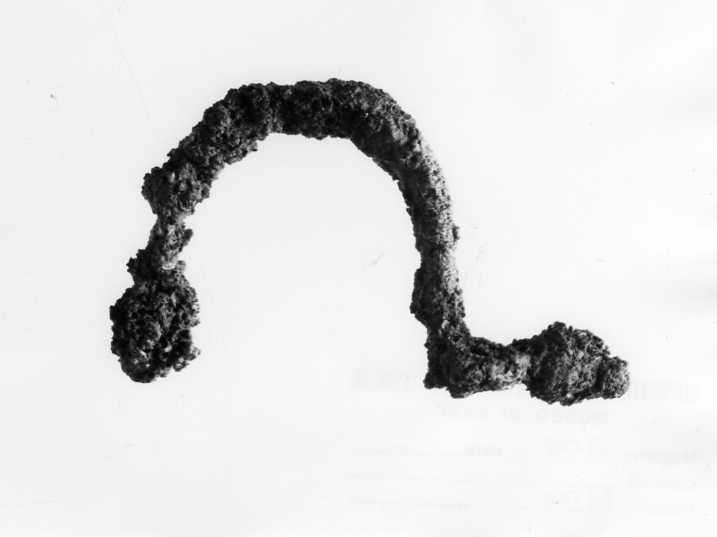 fibula ad arco semplice - fabbrica locale (metà sec. V a.C)