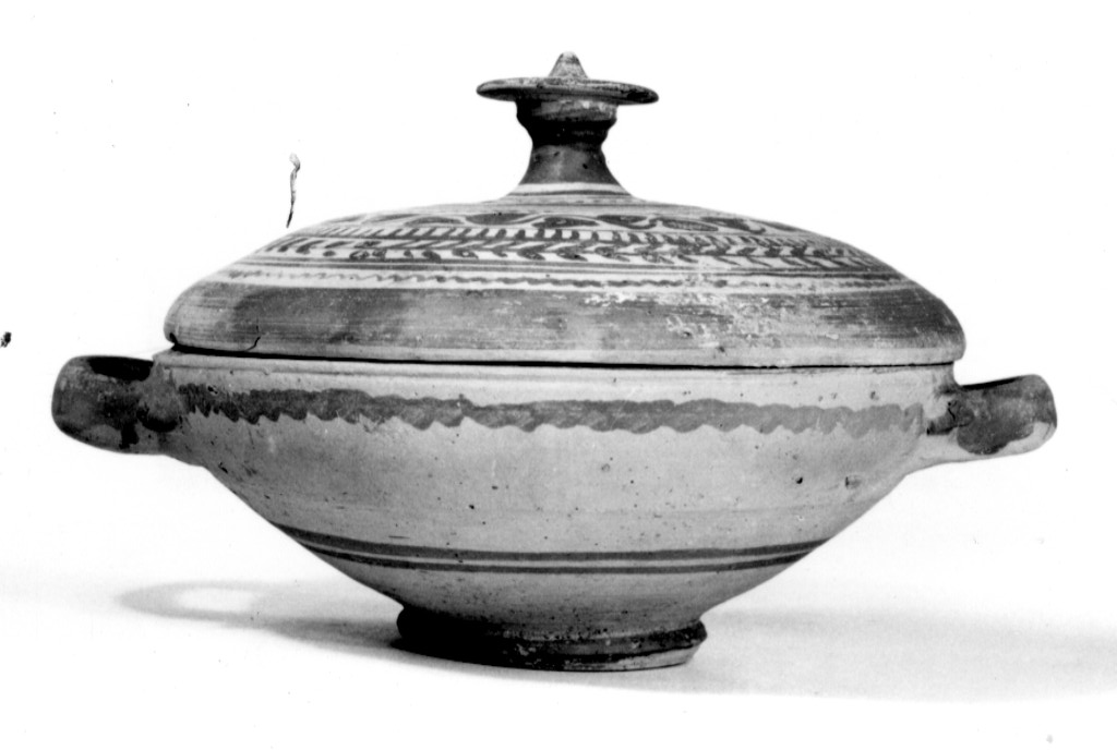 coppa biansata con coperchio - produzione apula (secc. V-IV a.C)