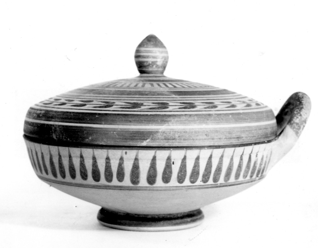 coppa monoansata con coperchio - produzione apula (sec. IV a.C)