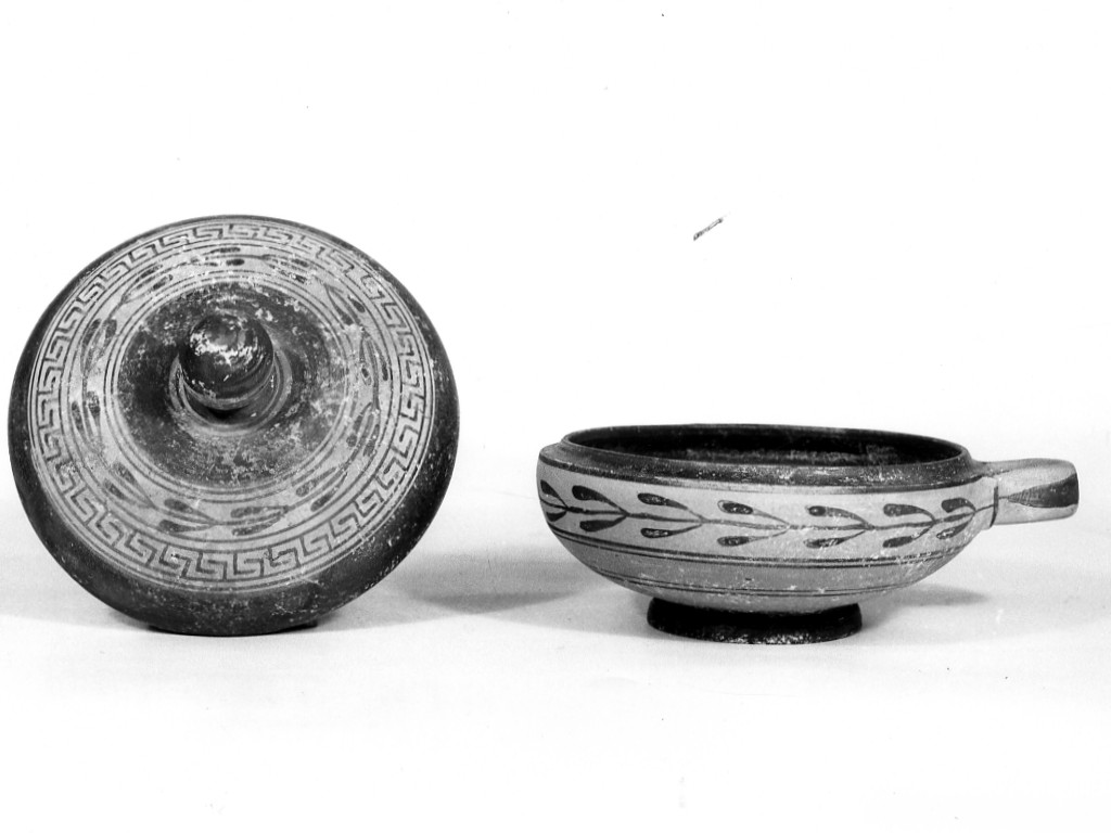 coppa monoansata con coperchio - produzione apula (sec. IV a.C)