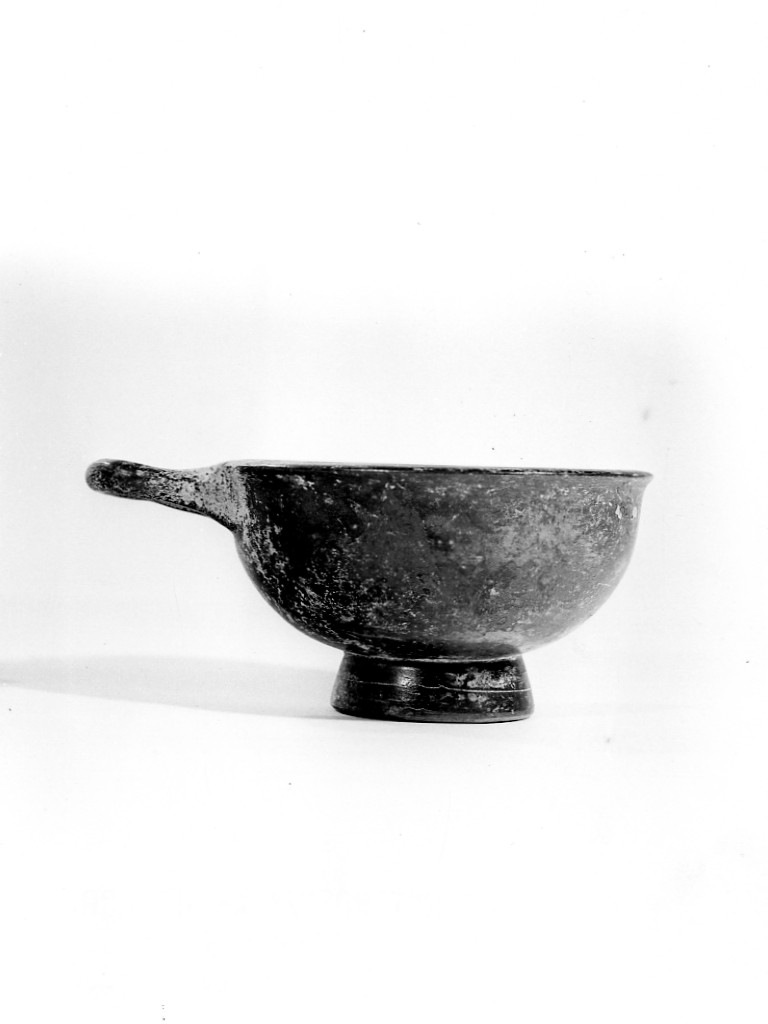 tazza - fabbrica apula (terzo quarto sec. IV a.C)