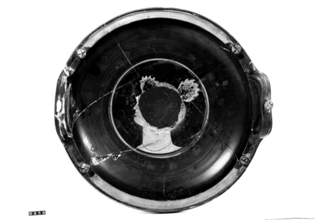 phiale - Pittore Vaticano v 62 (Schneider-Herrmann) (terzo quarto sec. IV a.C)