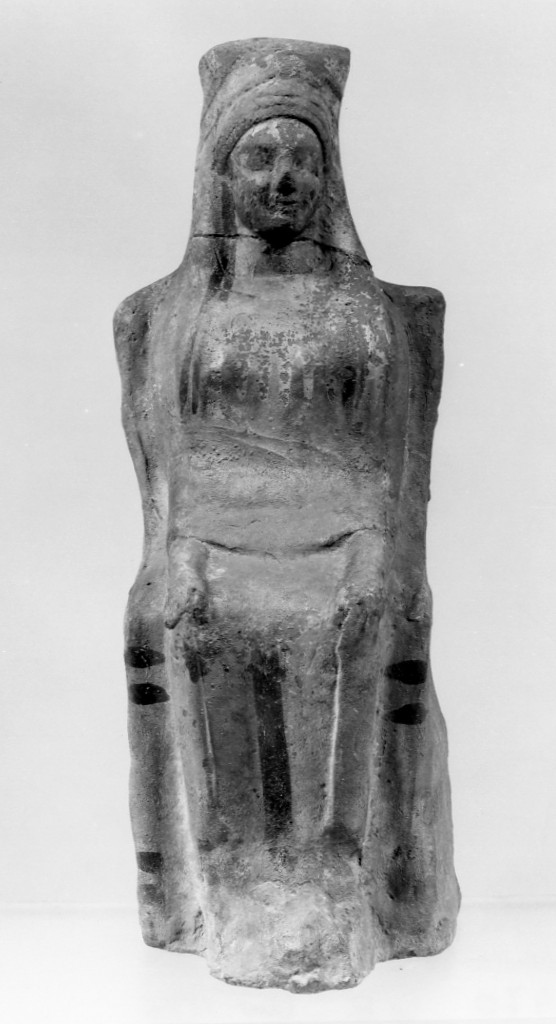 figura femminile in trono (terracotta figurata) - officina tarantina (fine/ inizio secc. VI a.C.-V a.C)