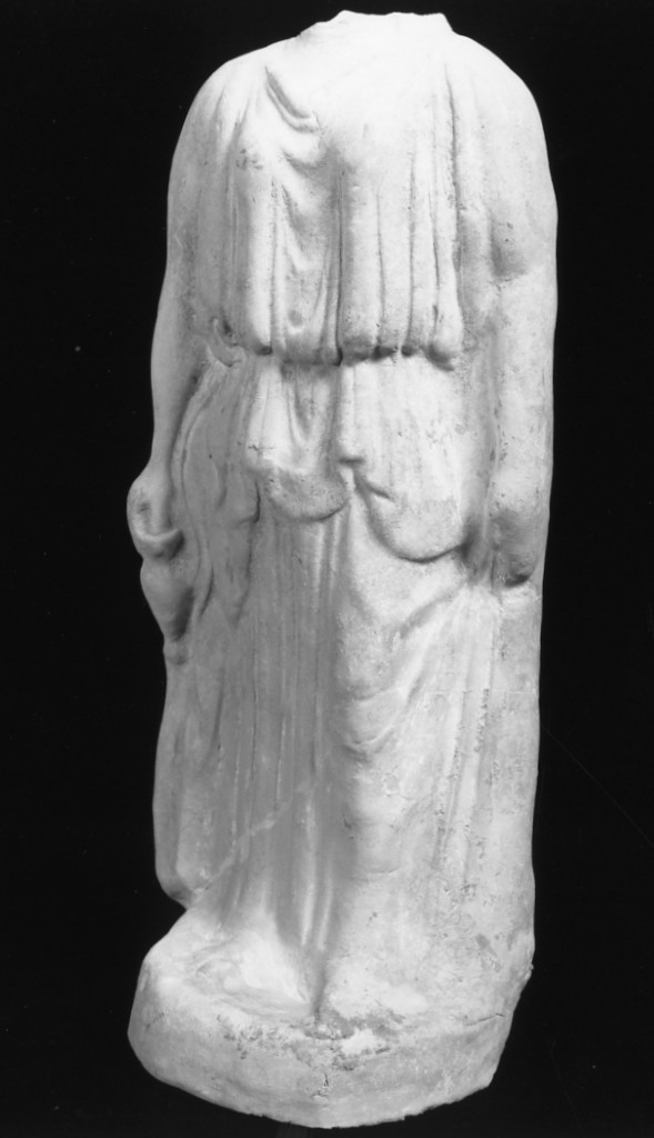 figura femminile stante (terracotta figurata) - officina tarantina (metà sec. V a.C)