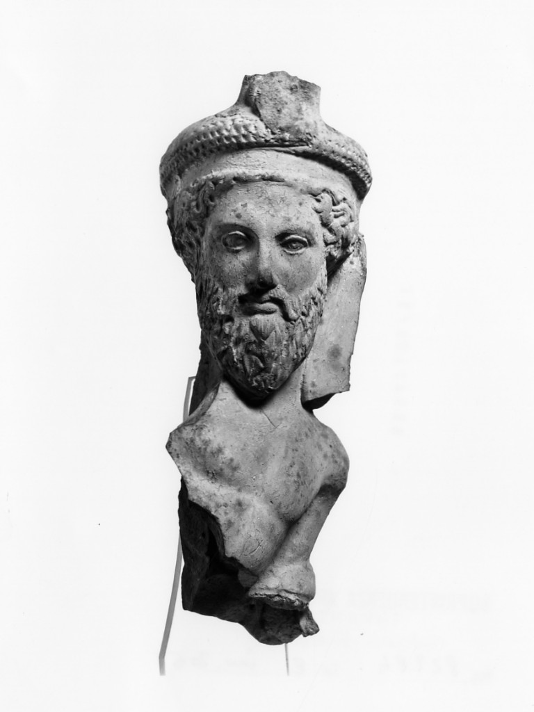 figura maschile (terracotta figurata) - officina tarantina (metà sec. IV a.C)