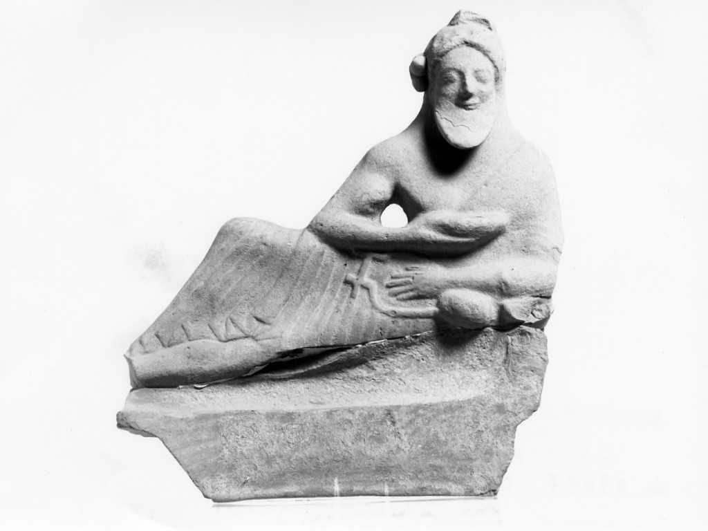figura maschile recumbente (terracotta figurata) - officina tarantina (fine sec. VI a.C)