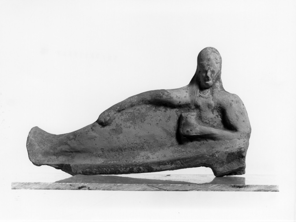 figura maschile recumbente (terracotta figurata) - officina tarantina (fine sec. VI a.C)