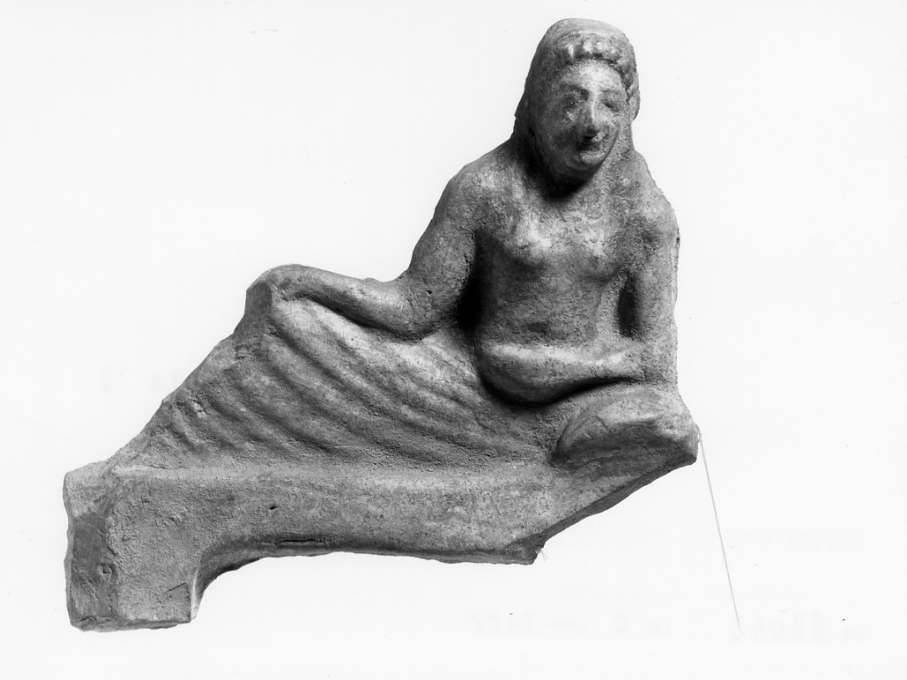 figura maschile recumbente (terracotta figurata) - officina tarantina (fine/ inizio secc. VI a.C.-V a.C)