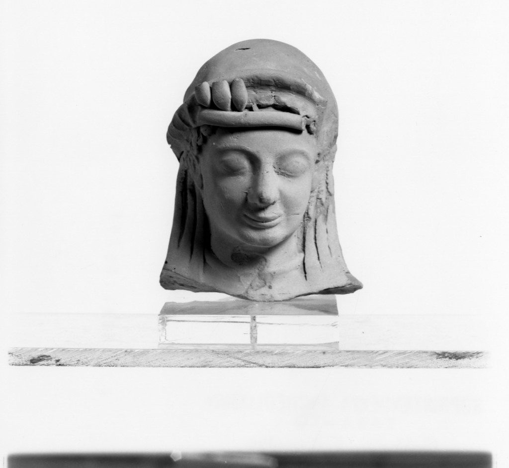 figura maschile recumbente (terracotta figurata) - officina tarantina (fine sec.VI a.C)