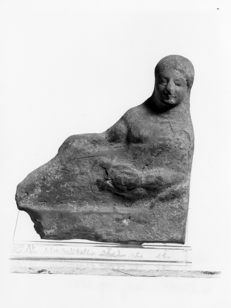figura maschile recumbente (terracotta figurata) - officina tarantina (fine/ inizio secc.VI a.C.-V a.C)