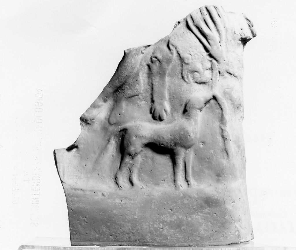 figura recumbente (terracotta figurata) - officina tarantina (sec. IV a.C)