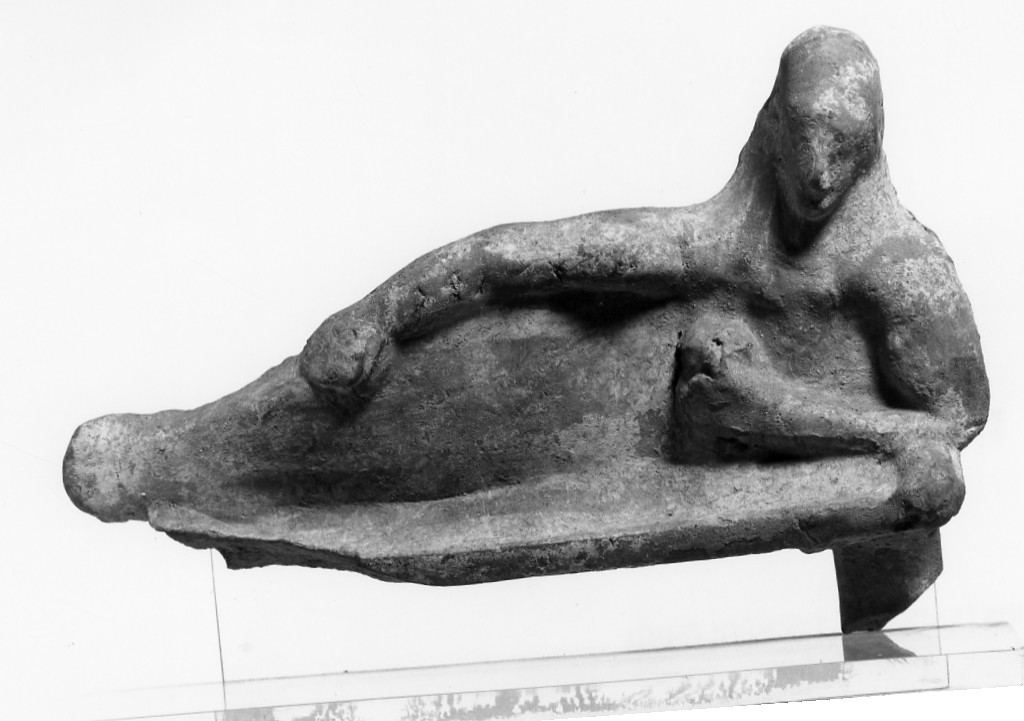 figura maschile recumbente (terracotta figurata) - officina tarantina (fine sec. VI a.C)