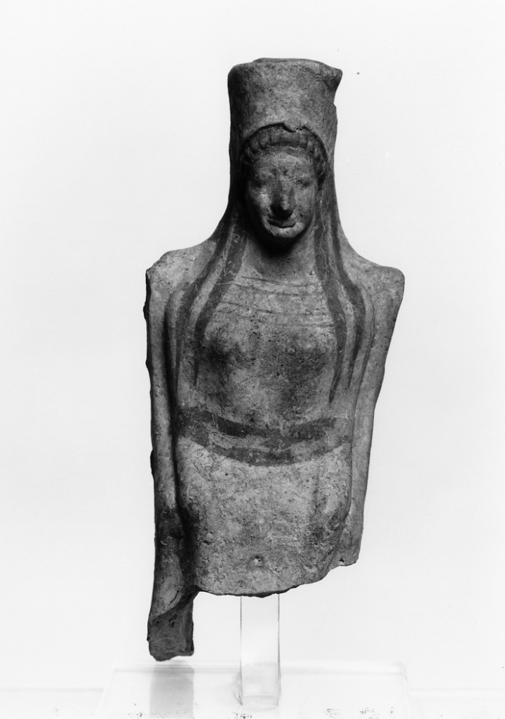 figura femminile in trono (terracotta figurata) - officina tarantina (fine/ inizio secc. VI a.C.-V a.C)