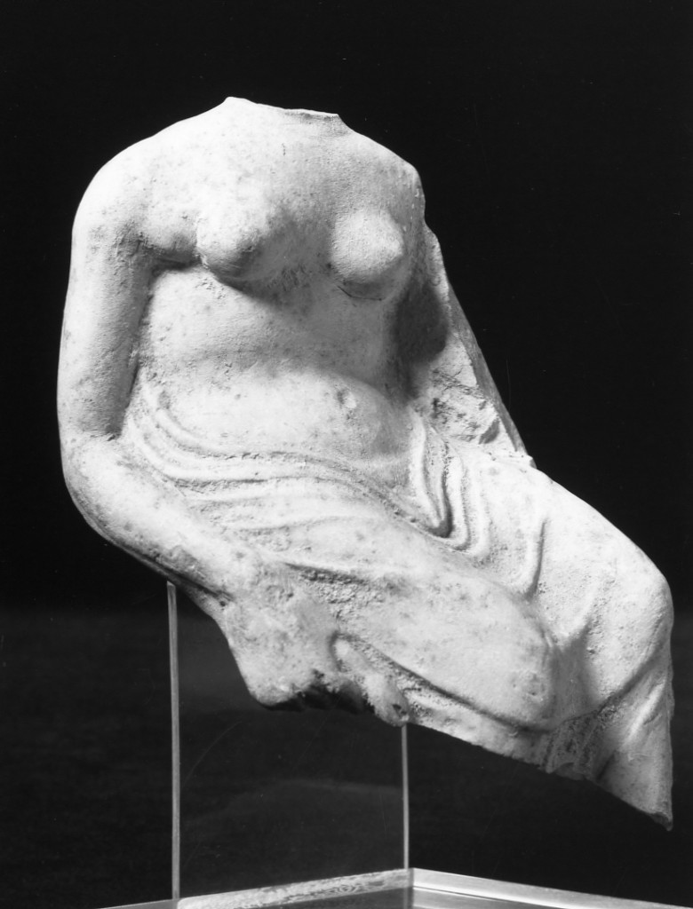 figura femminile seduta (terracotta figurata) - officina tarantina (sec. IV a.C)
