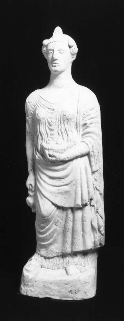 figura femminile stante (statuetta) - officina tarantina (seconda metà sec. V a.C)