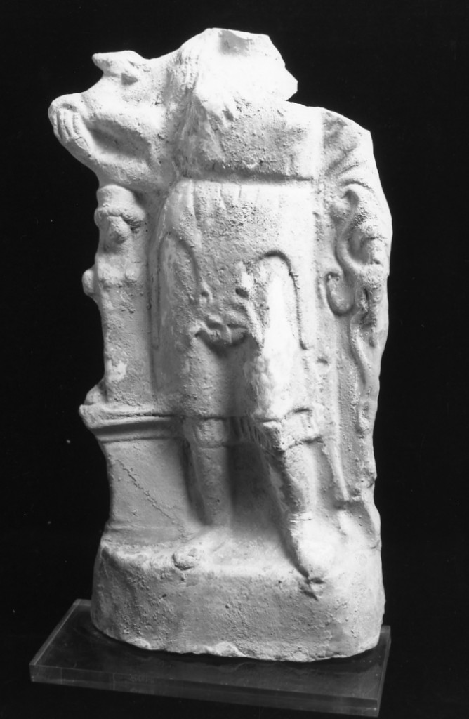 Artemis con arco e cerbiatto (terracotta figurata) - officina tarantina (metà sec. IV a.C)