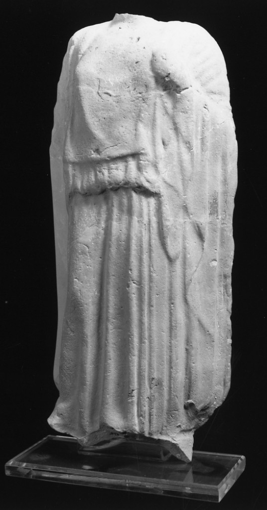 figura femminile stante (terracotta figurata) - officina tarantina (metà sec. V a.C)