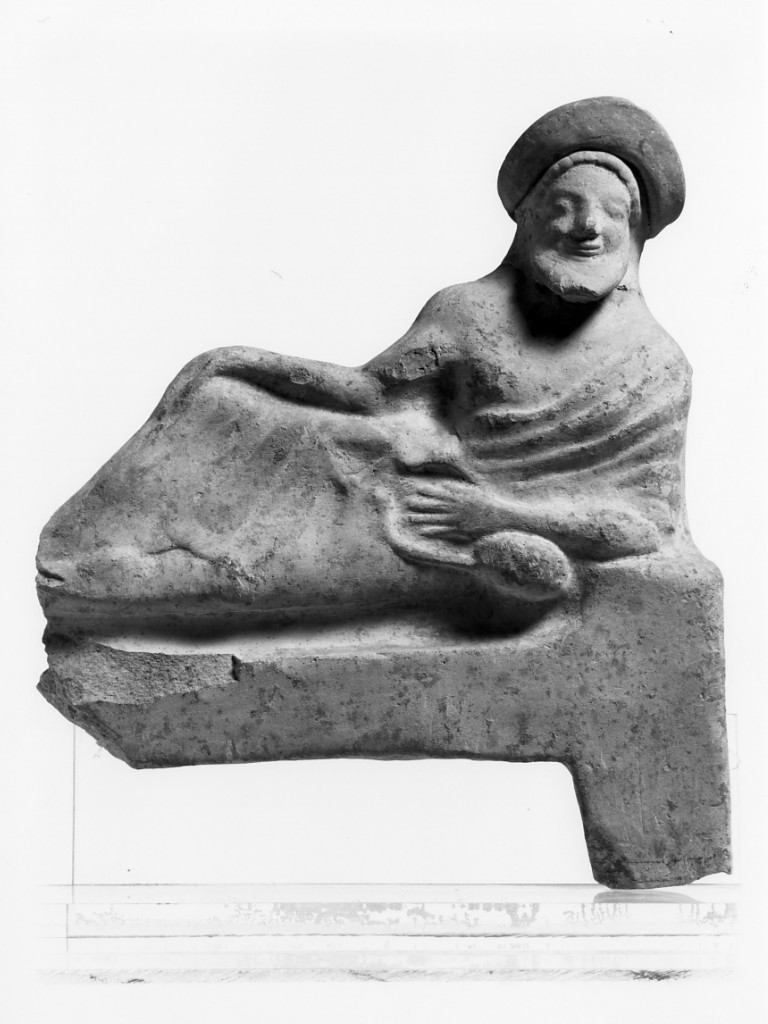 figura maschile recumbente (terracotta figurata) - officina tarantina (fine/ inizio secc. VI a.C.-V a.C)