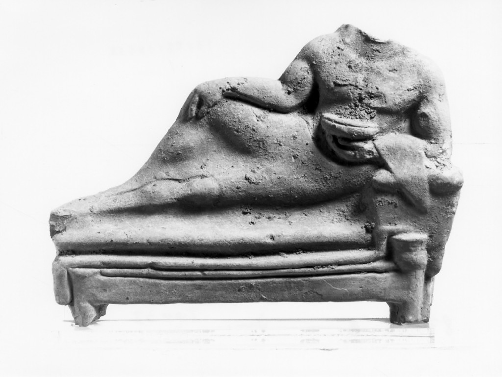figura maschile recumbente (terracotta figurata) - officina tarantina (secc. VI a.C.-V a.C)
