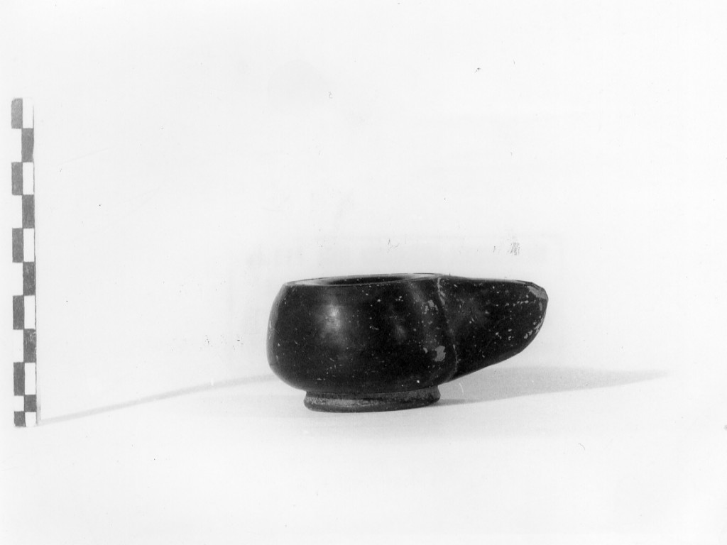 lucerna monolicne, Bromeer, tipo X; Zaccaria-Ruggiu, tipo 1 - fabbrica apula (seconda metà sec. IV a.C)