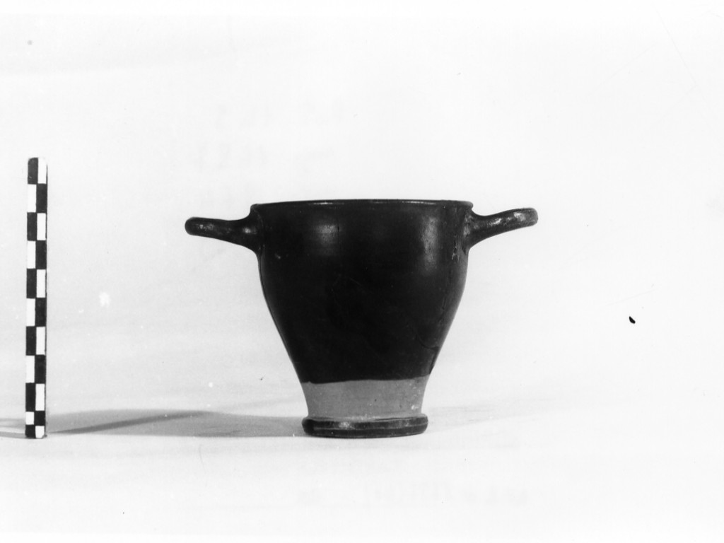 skyphos, Morel, tipo 4373 b 1; Lamboglia, forma 43 - fabbrica apula (seconda metà sec. IV a.C)