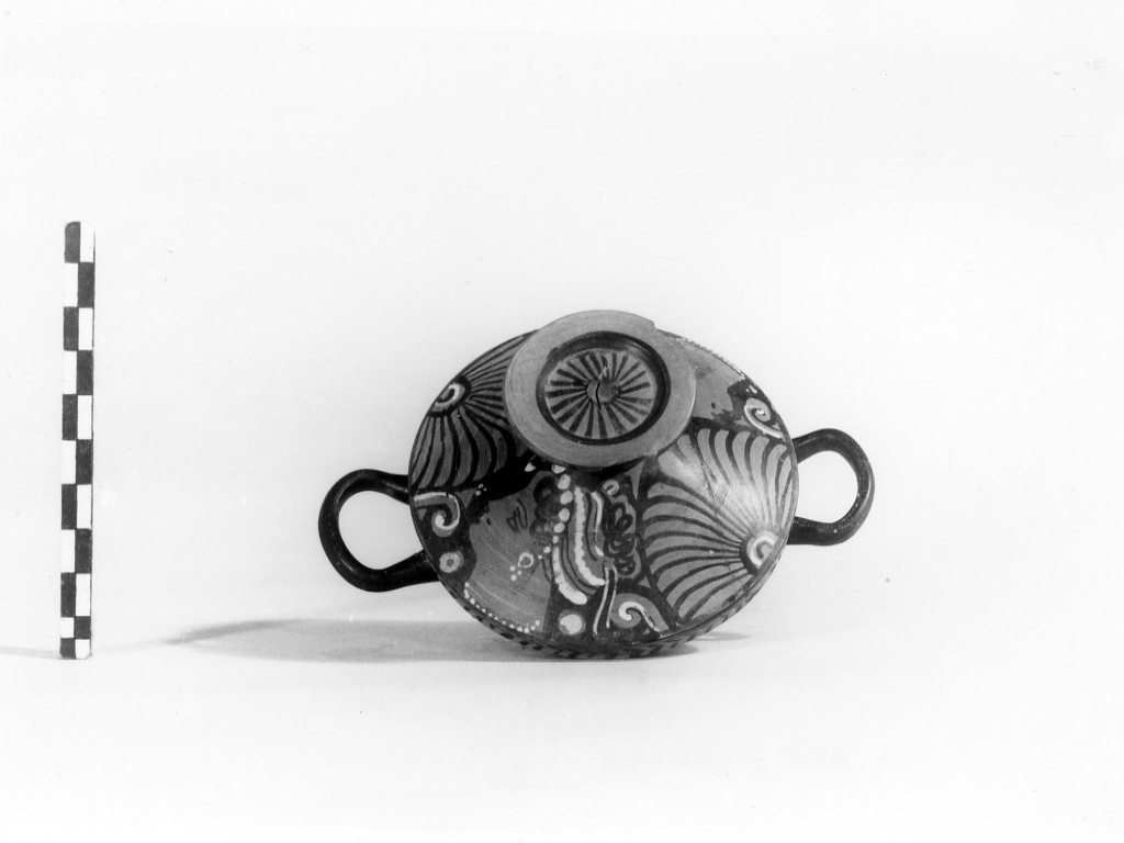 lekane/ coperchio - fabbrica apula (seconda metà sec. IV a.C)