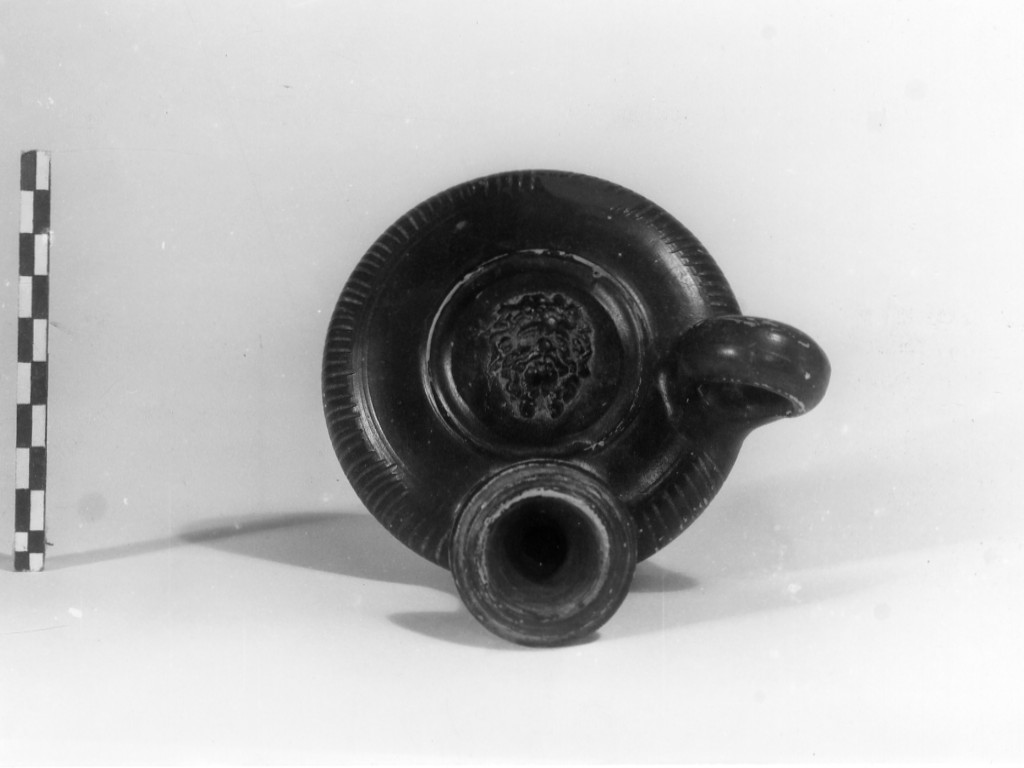 guttus, Morel, serie 8141; Lamboglia, forma 45 - fabbrica apula (seconda metà sec. IV a.C)