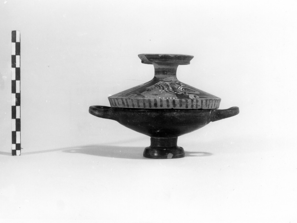 lekane, Morel, tipo 4713 a1 - fabbrica apula (seconda metà sec. IV a.C)