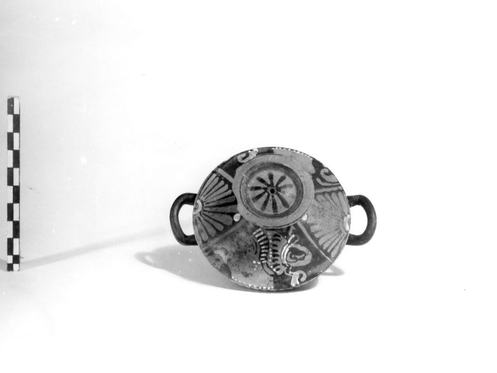 lekane/ coperchio - fabbrica apula (seconda metà sec. IV a.C)